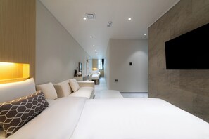 Chambre triple familiale | Bureau, rideaux d’obscurcissement, accès au Wi-Fi (inclus)