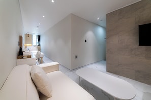 家庭三人房 | 办公桌、遮光窗帘、免费 WiFi