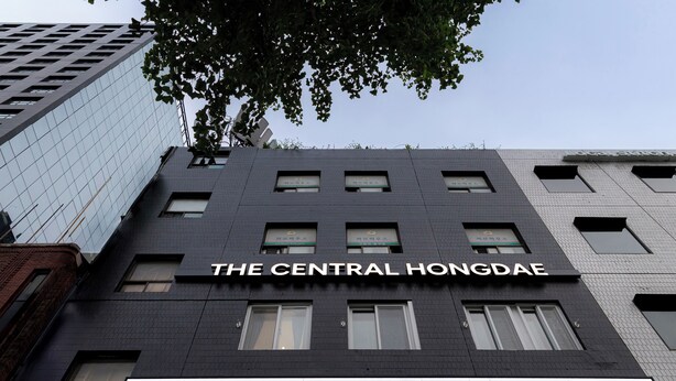 Un immeuble portant l’inscription « THE CENTRAL HONGDAE ».