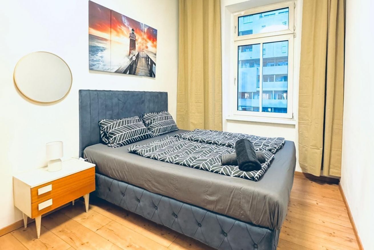 1 bedroom, bed sheets
