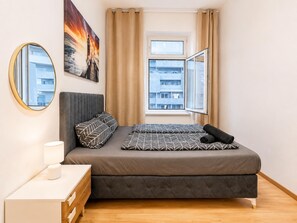 1 bedroom, bed sheets - Inviting Getaway | 10 Minutes from FAC Platz (Vienna)