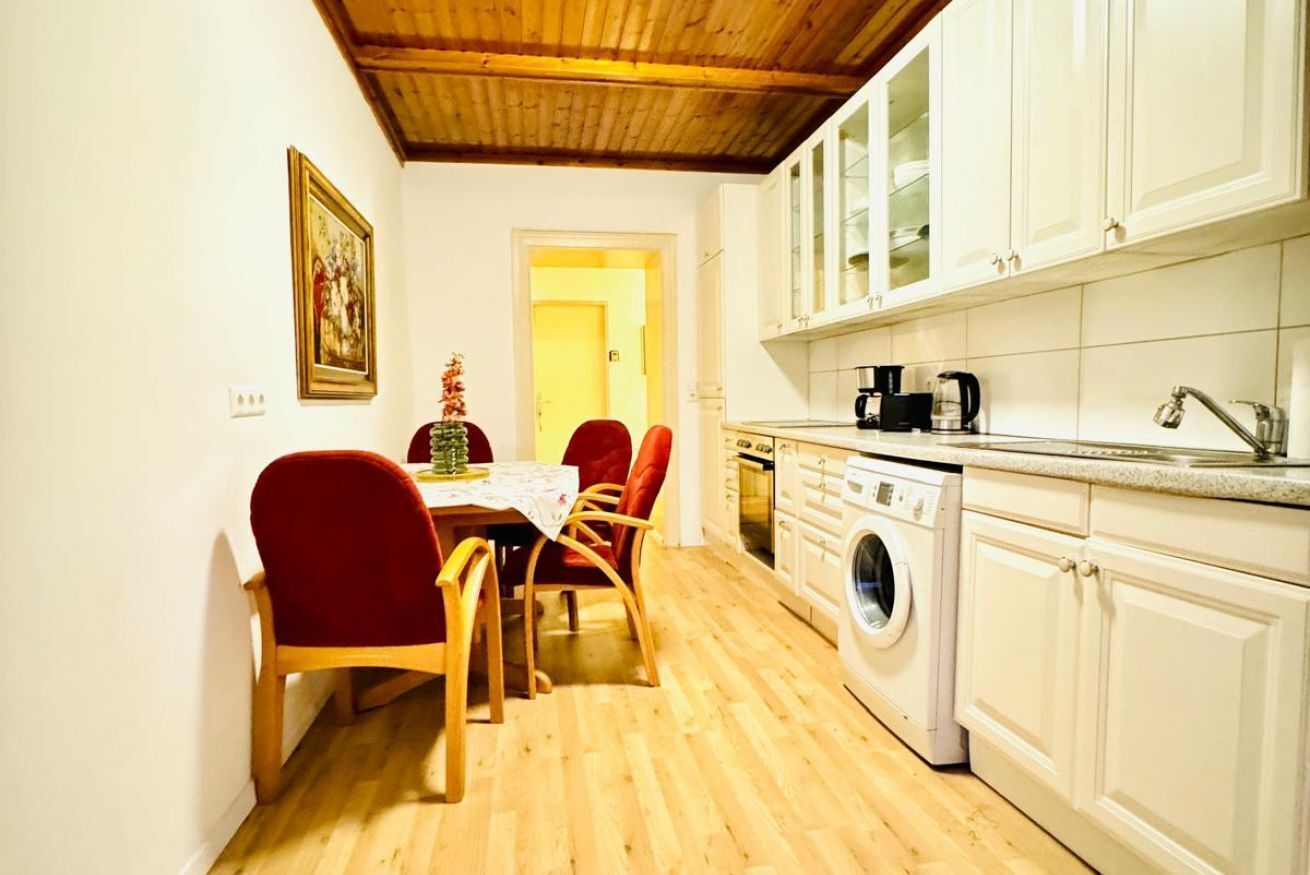 Fridge, oven, stovetop, coffee/tea maker