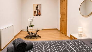 1 bedroom, bed sheets