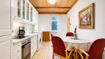 Coffee/tea maker, fridge, oven, stovetop