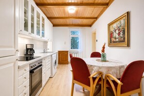 Coffee/tea maker, fridge, oven, stovetop - Inviting Getaway | 10 Minutes from FAC Platz (Vienna)