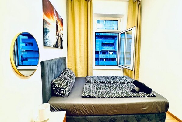 1 bedroom, bed sheets