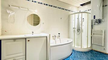 Haartrockner, Handtücher, Seife, Shampoo