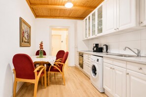 Coffee/tea maker, fridge, oven, stovetop - Inviting Getaway | 10 Minutes from FAC Platz (Vienna)