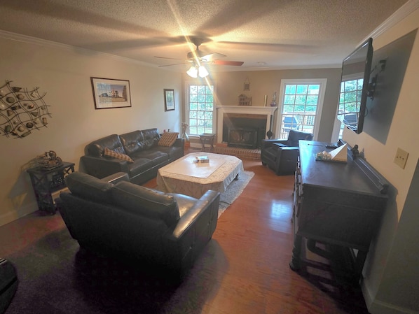 Smart TV, fireplace - Charming 3-bedroom house, pet friendly on 1 acre, 2.9mi to downtown Wake forest (Wake Forest)