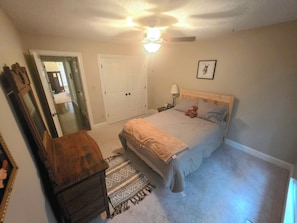 3 bedrooms, iron/ironing board, free WiFi, bed sheets - Charming 3-bedroom house, pet friendly on 1 acre, 2.9mi to downtown Wake forest (Wake Forest)