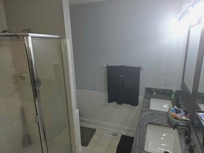 Hair dryer, towels, soap, toilet paper - Charming 3-bedroom house, pet friendly on 1 acre, 2.9mi to downtown Wake forest (Wake Forest)