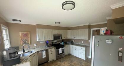 Charming 3-bedroom house, pet friendly on 1 acre, 2.9mi to downtown Wake forest