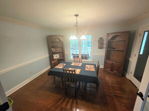Dining - Charming 3-bedroom house, pet friendly on 1 acre, 2.9mi to downtown Wake forest (Wake Forest)