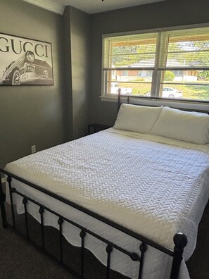 3 bedrooms, desk, iron/ironing board, free WiFi