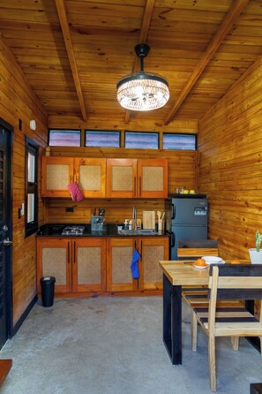 Vila básica | Cozinha privada | Geladeira grande, cooktop, lava-louças