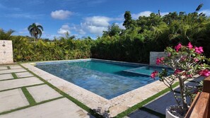 Una piscina al aire libre