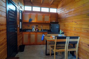 Full-sized fridge, stovetop, dishwasher, cookware/dishes/utensils