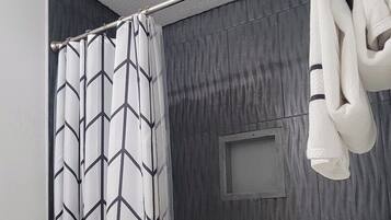 Secador de cabelo, toalhas de banho, sabonete, papel higiênico