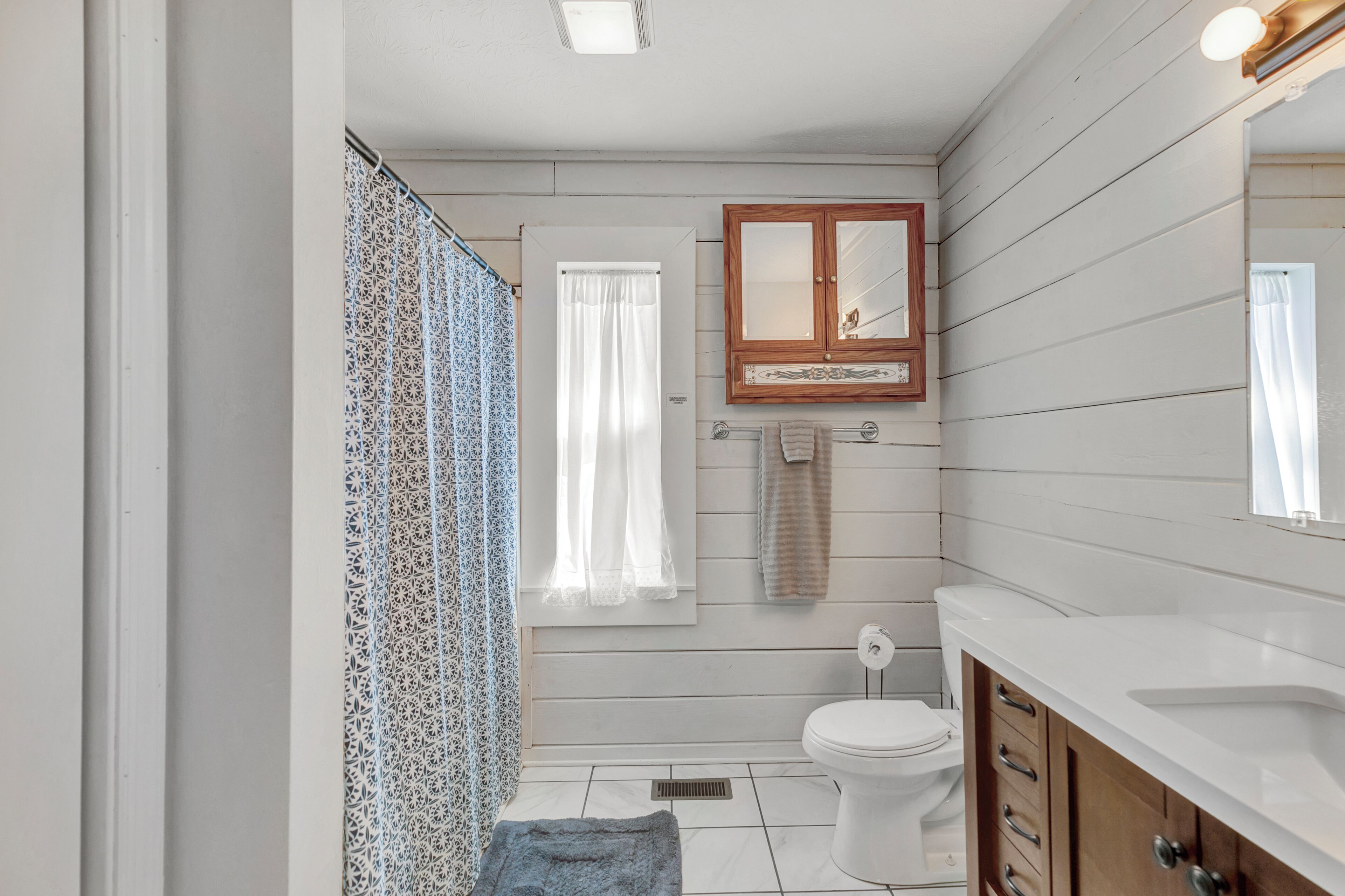 Secadora de cabello, toallas, jabón, papel de baño 