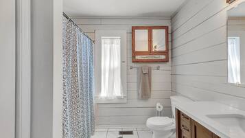 Secadora de cabello, toallas, jabón, papel de baño