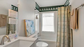 Hårtørrer, håndklæder, Sæbe, Toiletpapir