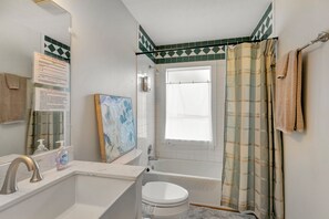 Haartrockner, Handtücher, Seife, Toilettenpapier