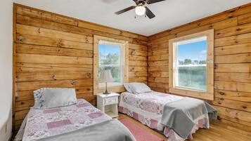 3 habitaciones, tabla de planchar con plancha, internet y ropa de cama