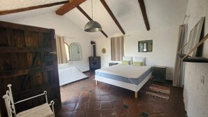 8 habitaciones, tabla de planchar con plancha, wifi y ropa de cama 