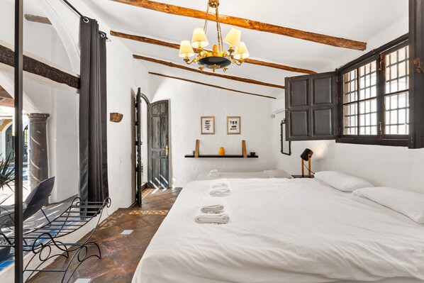 8 chambres, fer et planche à repasser, Wi-Fi, draps fournis