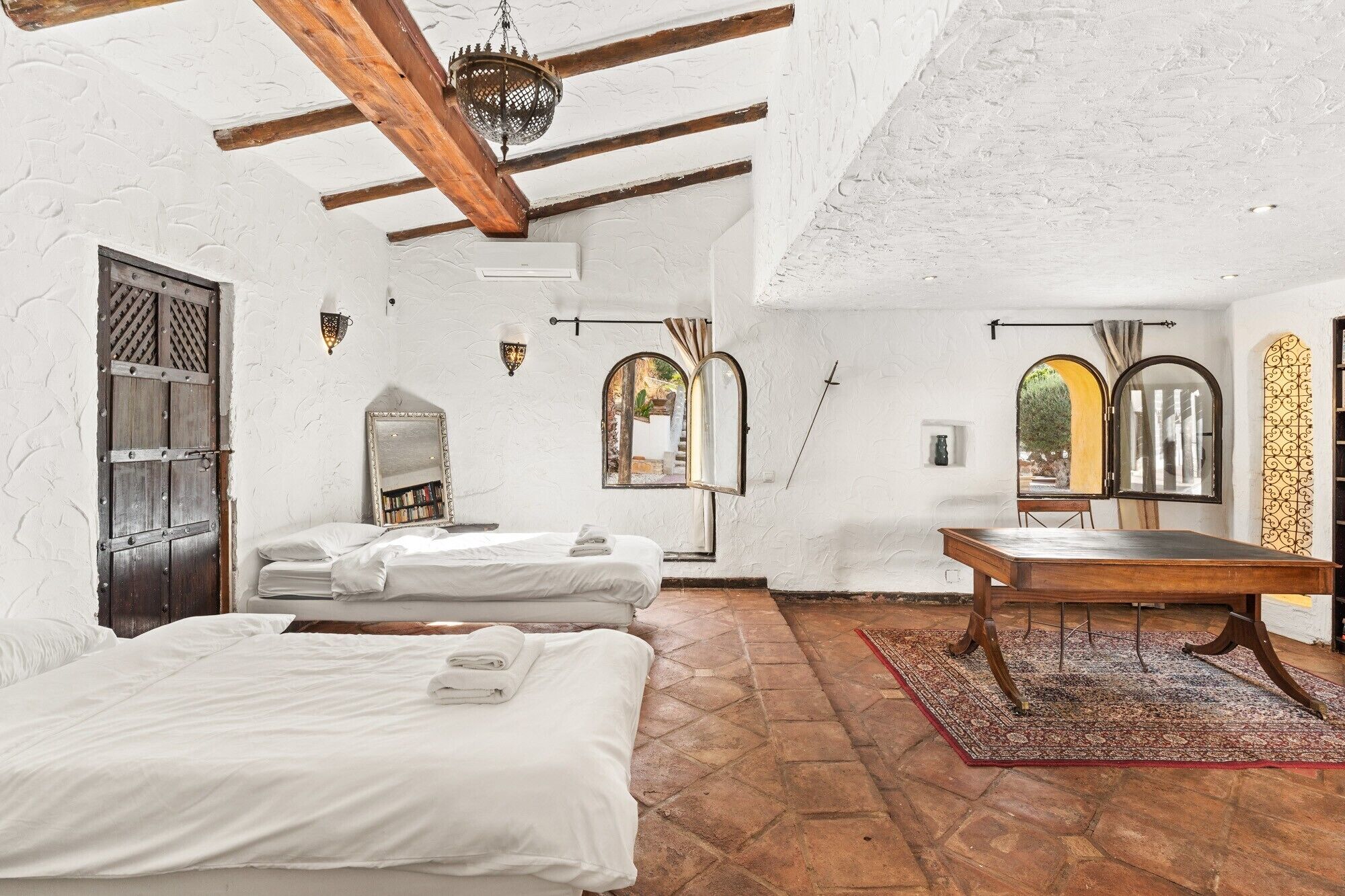 8 bedrooms, iron/ironing board, WiFi, bed sheets