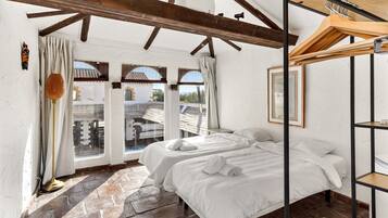 8 slaapkamers, een strijkplank/strijkijzer, wifi, beddengoed