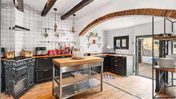 Een koelkast, een magnetron, een oven, een kookplaat