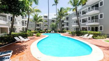 Een kluis op de kamer, een laptopwerkplek, verduisterende gordijnen