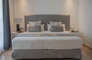 In-room safe, laptop workspace, blackout drapes, iron/ironing board