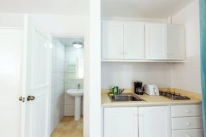 Estúdio básico, sacada, vista para a piscina | Cozinha privada | Micro-ondas, cooktop, talheres/pratos/utensílios de cozinha