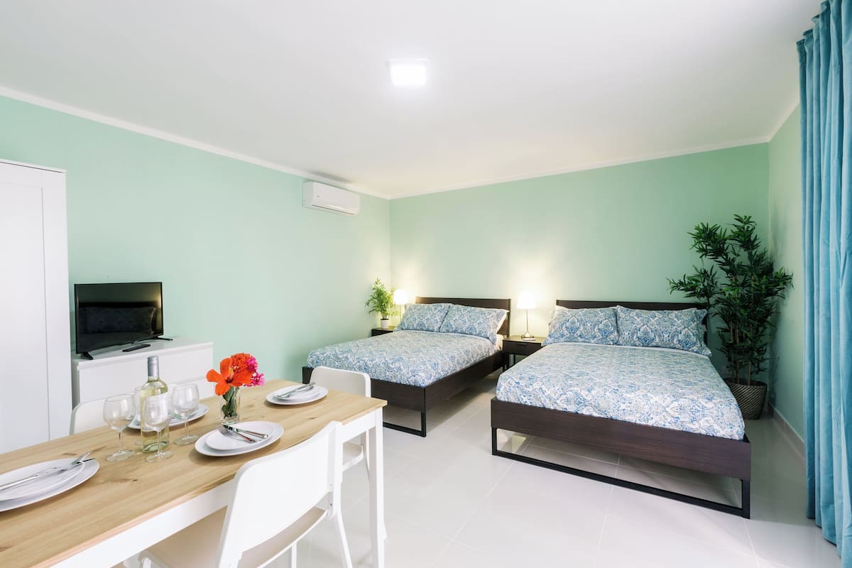 Estúdio luxo, sacada, vista para a piscina | Cofres nos quartos, espaço de trabalho para notebook, cortinas blackout