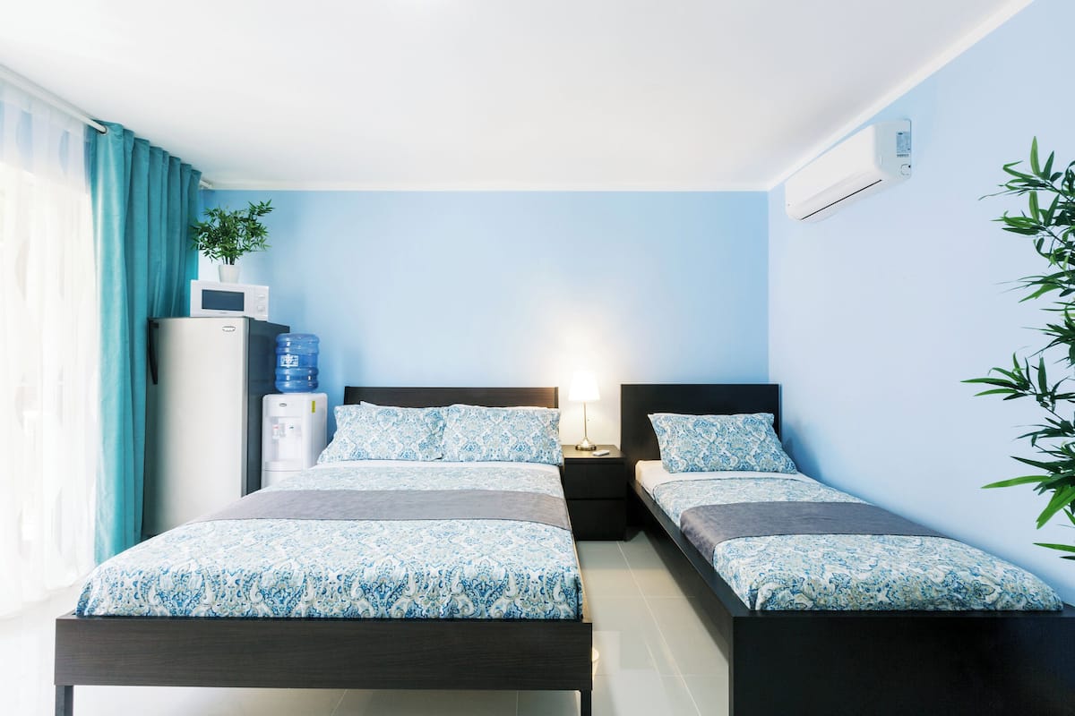 Estúdio clássico, sacada, vista para a piscina | Cofres nos quartos, espaço de trabalho para notebook, cortinas blackout