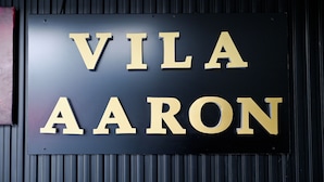 A sign with the name "VILA AARON" in large, gold letters on a black background. - Hotel Vila Aaron (Manëz)