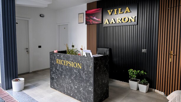 A reception desk with a sign reading "Vila Aaron" and "Reception". - Hotel Vila Aaron (Manëz)