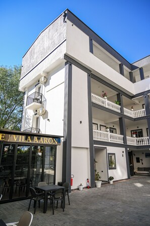 Un edificio de dos pisos con un letrero que dice "Vila Aaron".