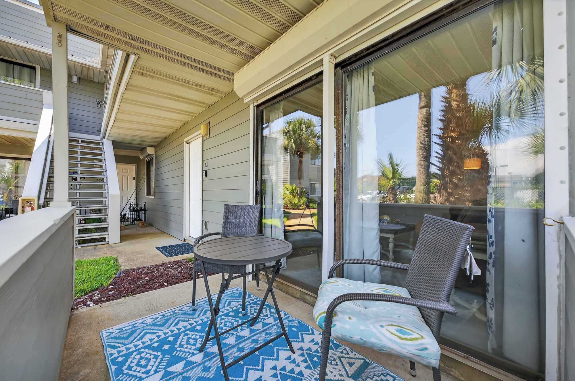 Condo, 1 cama King e sofá-cama, varanda, vista para o jardim (Miramar Beach Oasis) | Opções para refeição ao ar livre