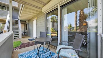 Appart'hÎtel, 1 trÚs grand lit et 1 canapé-lit, patio, vue jardin (Miramar Beach Oasis) | Restauration extérieure