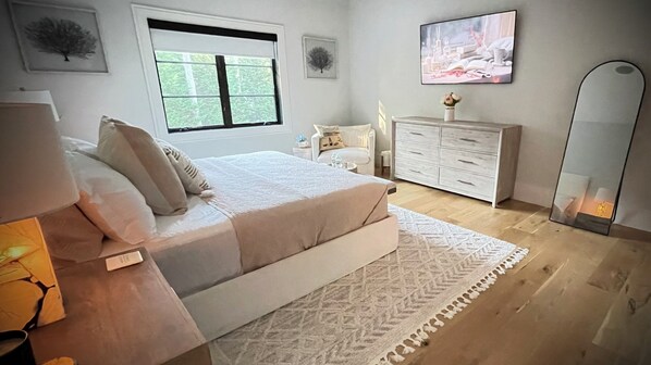 5 bedrooms, desk, iron/ironing board, travel cot