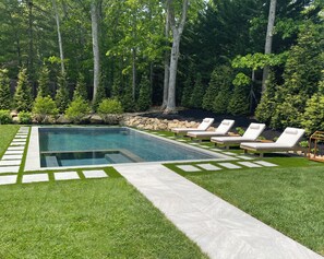 Una piscina al aire libre, una piscina climatizada