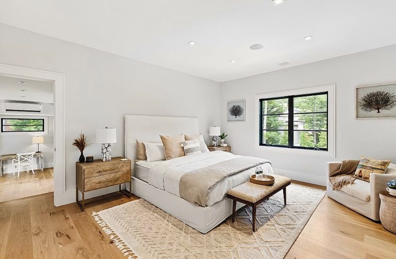 5 soverom, skrivebord, strykejern/-brett og reiseseng for barn