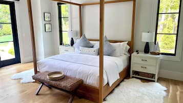 5 bedrooms, desk, iron/ironing board, travel crib