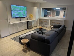 Älytelevisio, takka, pöytäjalkapallopöytä, tulostin