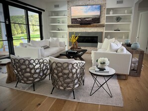 Smart-TV, Kamin, Tischfußball, Drucker