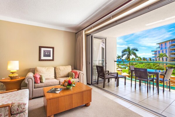 Condo (6 Bedrooms) | Living room