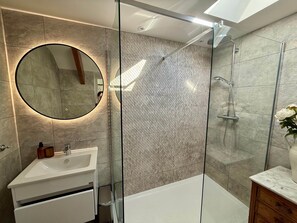 Douche, serviettes fournies, savon, papier toilette